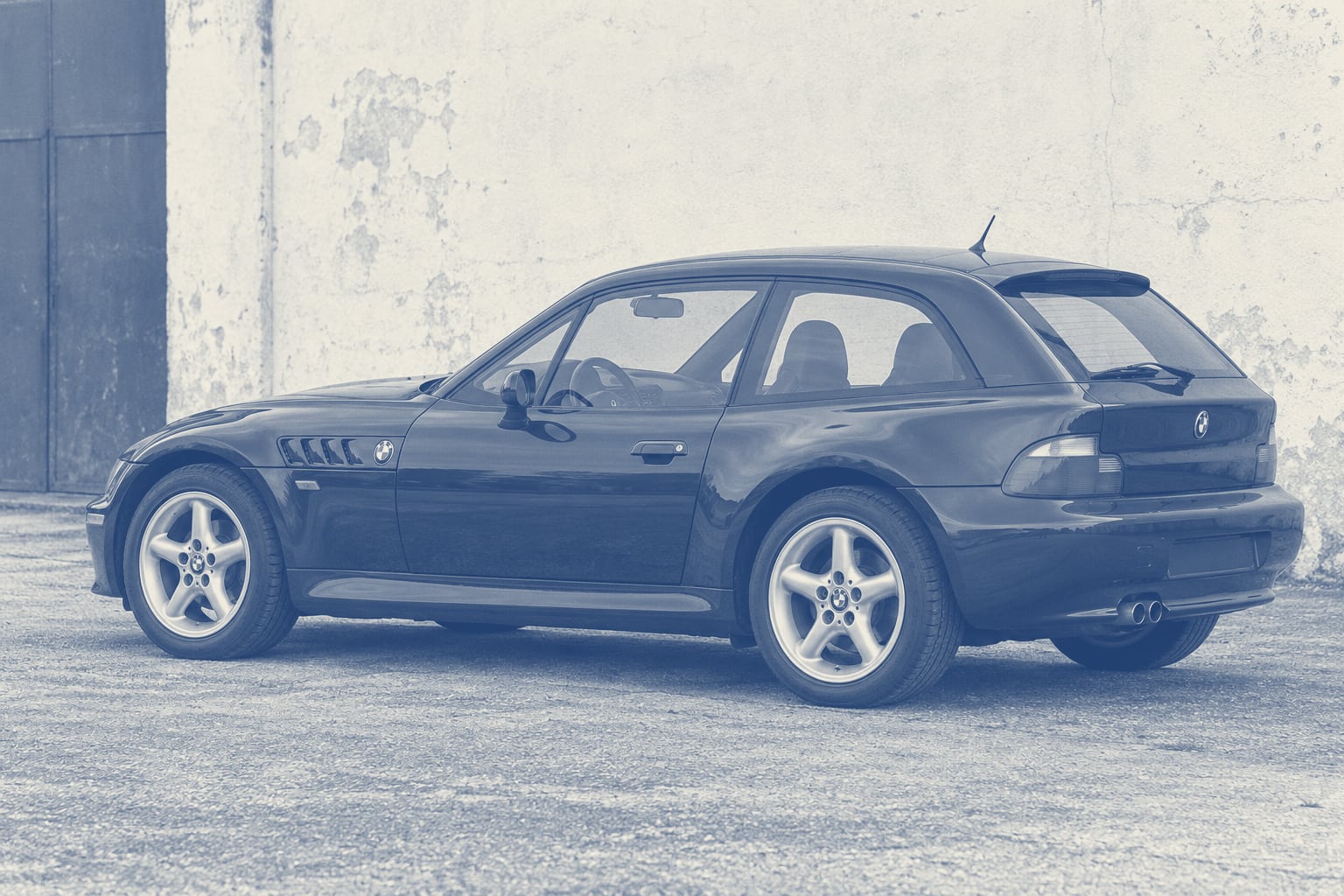 BMW Z3 Coupé von schräg hinten mit geschlossenem Dach und markanter Heckklappe.